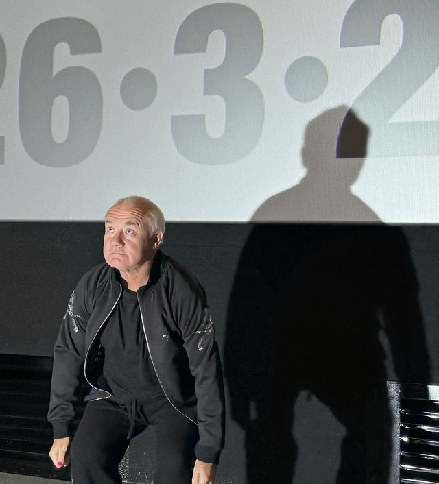 18일 서울 국립현대미술관 서울관에서 한국 취재진과 만난  데이미언 허스트가 장난기 가득한 표정으로 엉거주춤한 포즈를 취하고 있다. 박동미 기자