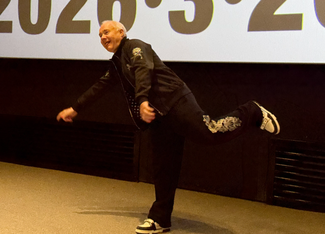 오는 20일 서울 삼청동 국립현대미술관 서울관에서 개막하는 자신의 대규모 회고전을 위해 방한한 데이미언 허스트가 18일 열린 기자 간담회에서 포즈를 취하고 있다.  박동미 기자