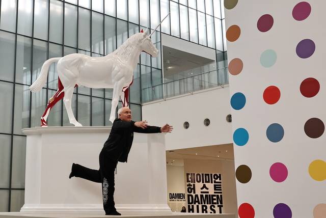영국 작가 데이미언 허스트가 18일 서울 국립현대미술관에 전시된 ‘신화’ 작품 앞에서 포즈를 취하고 있다. 연합뉴스