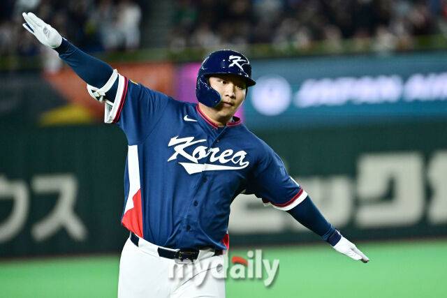 9일 일본 도쿄돔에서 열린 2026 월드 베이스볼 클래식(WBC) 조별리그 한국-호주 경기. 문보경이 2회초 무사 1루에 선제 투런포를 친 후 그라운드를 뛰고 있다./도쿄(일본)=한혁승 기자 hanffoto@mydaily.co.kr