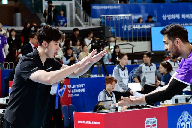 박철우 감독대행이 경기 승리 후 아라우조와 함께 하이파이브를 하고 있다. / 한국배구연맹(KOVO)