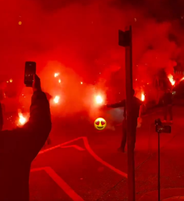갈라타사라이 팬들이 비상용 조명탄을 터뜨려 구단 버스를 맞이하고 있다./SNS