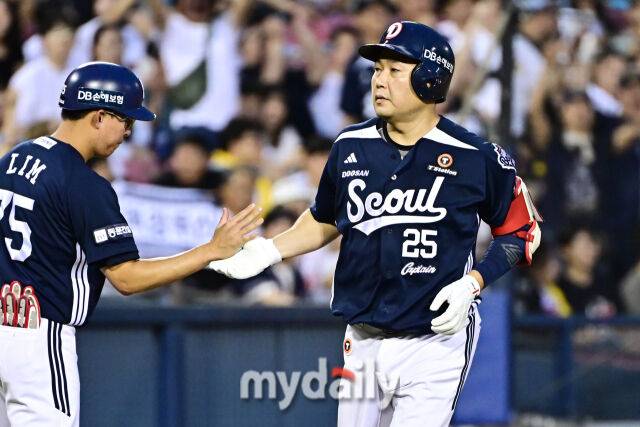 5일 서울 잠실야구장에서 열린 '2025 신한 SOL BANK KBO리그' 두산 베어스와 LG 트윈스 경기. 두산 양의지가 4회초 선두타자로 나와 솔로포를 친 후 그라운드를 돌고 있다./마이데일리