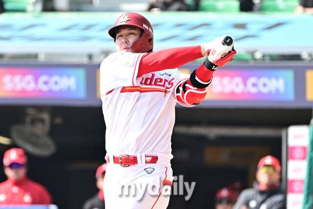 17일 인천 SSG랜더스필드에서 열린 '2026 신한 SOL BANK KBO리그' SSG 랜더스와 삼성 라이온즈 시범경기. SSG 최정이 2회말 2사 만루에 2타점 적시타를 치고 있다./마이데일리