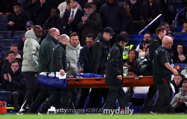 트레버 찰로바가 들것에 실려나가고 있다./게티이미지코리아