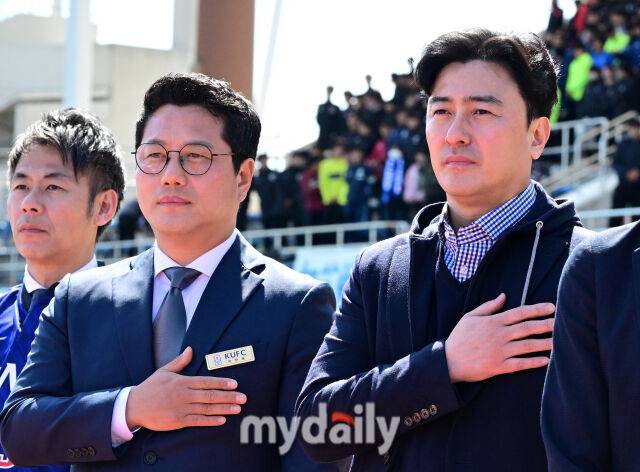 2026년 3월 15일 오후 일본 나고야 웨이브 스타디움 가리야에서 '2026 덴소컵 한일 대학 축구 정기전'이 열렸다.한국대학축구연맹 박한동 회장과 안정환 총괄 디렉터가 국민의례를 하고 있다./웨이브 스타디움 가리야(일본 나고야)=유진형 기자