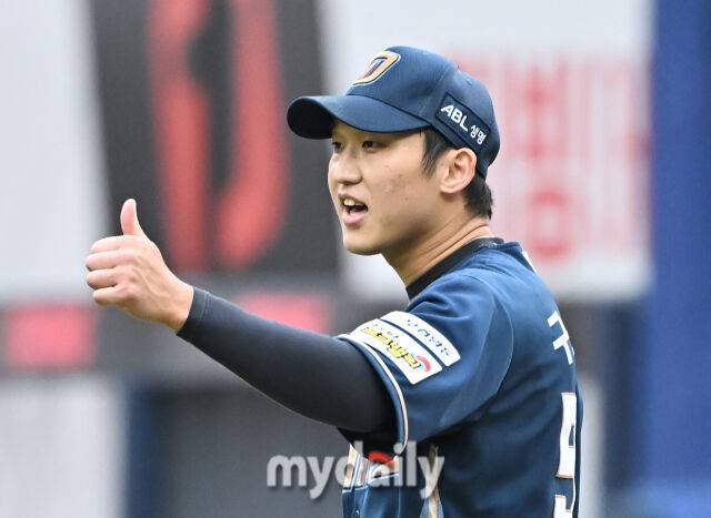 6일 오후 대구광역시 수성구 대구삼성라이온즈파크에서 진행된 '2025 프로야구 KBO리그 포스트시즌' 와일드카드 결정전 1차전 삼성라이온즈와 NC다이노스의 경기. NC 구창모가 아웃을 잡아낸 뒤 야수를에 엄지를 치켜세우고 있다./마이데일리