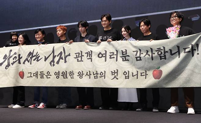 17일 서울 강남구 메가박스 코엑스에서 열린 영화 ‘왕과 사는 남자’ 흥행 감사 무대인사에서 감독과 배우들이 기념촬영을 하고 있다. [연합]