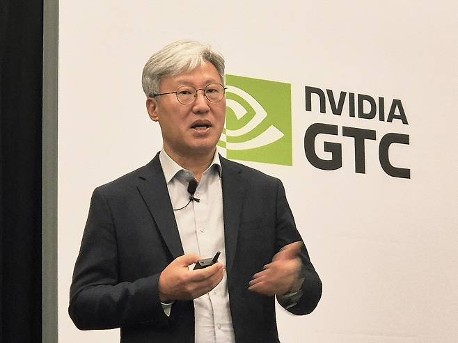 송용호 삼성전자 디바이스솔루션(DS)부문 AI센터장(부사장)이 17일(현지시간) GTC 2026이 열리고 있는 미국 캘리포니아주 새너제이 컨벤션센터에서 ‘AI로 반도체 제조의 미래를 열다’라는 주제로 발표를 하고 있다.  김현일 기자