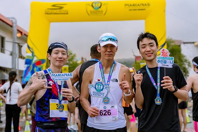 사이판 마라톤에 참가한 러닝 인플루언서 디어, 가수 션, 러닝 인플루언서 안은태