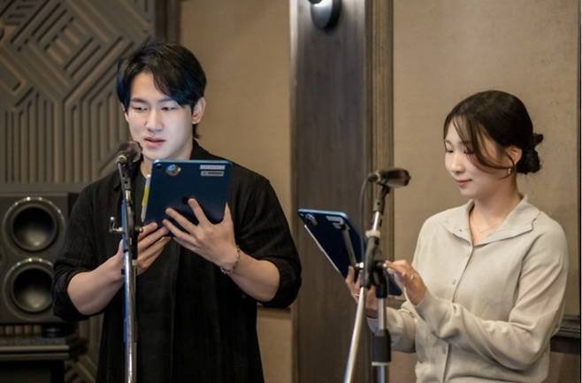 지난해 여름 서울 마포구 상암 픽셀로직코리아 스튜디오에서 (왼쪽부터) 민승우 성우와 신나리 성우라 넷플릭스 ‘케이팝 데몬 헌터스’ 더빙을 시연하고 있다. [넷플릭스 제공]