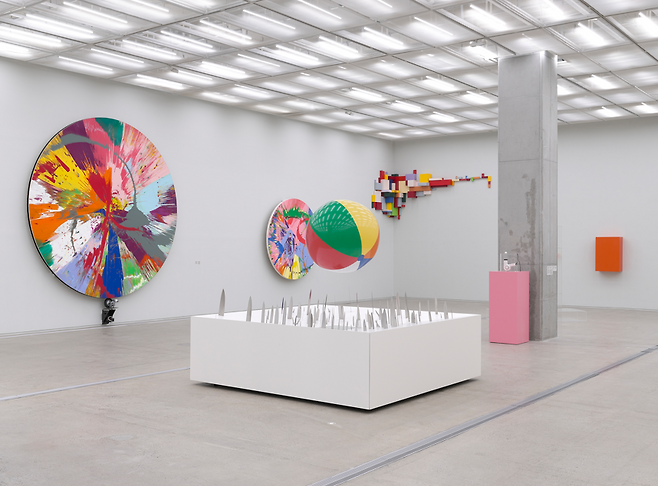 ‘데이미언 허스트: 진실은 없어 그러나 모든 것은 가능하지’ 전시 전경.  [Photographed by Prudence Cuming Associates Ltd. © Damien Hirst and Science Ltd. All rights reserved, DACS 2026.. 국립현대미술관 제공]