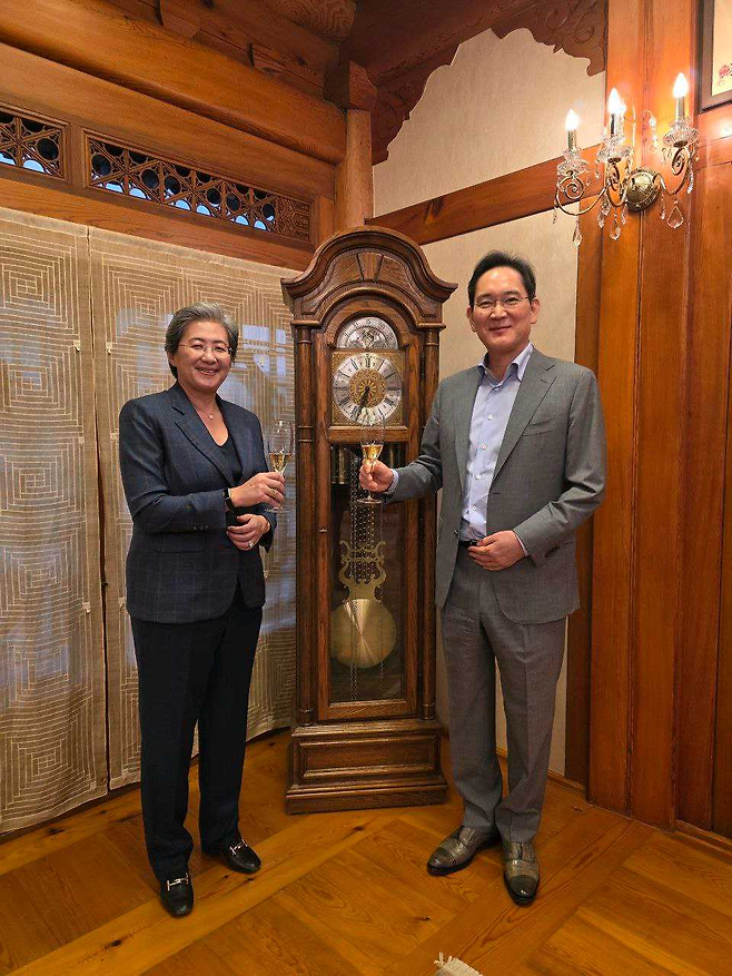 이재용 회장이 18일 서울 이태원동 승지원에서 리사 수 AMD 최고경영자(CEO)와 만찬에 앞서 술잔을 들고 기념 촬영하고 있다. [삼성전자 제공]