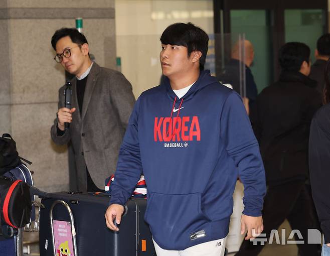 [인천공항=뉴시스] 배훈식 기자 = 2026 WBC 8강의 성적을 거둔 야구 국가대표팀 문보경이 16일 오전 인천국제공항을 통해 귀국하고 있다. 2026.03.16. dahora83@newsis.com