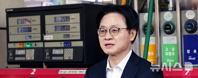 [서울=뉴시스] 박주성 기자 = 김정관 산업통상부 장관이 13일 오전 석유 최고가격제 관련 서울 마포구 SK에너지 직영 주유소를 방문해 취재진들에게 현장 방문 관련 발언을 하고 있다. 2026.03.13. park7691@newsis.com