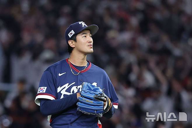 [도쿄=뉴시스] 권창회 기자 = 7일 일본 도쿄돔에서 열린 2026 WBC 조별리그 C조 2차전 한국과 일본의 경기, 3회말 1사서  한국 고영표가 일본 쇼헤이 오타니에게 홈런을 허용한 뒤 아쉬워하고 있다.  2026.03.07. kch0523@newsis.com