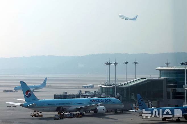 [인천공항=뉴시스] 배훈식 기자 = 이란 전쟁 여파로 급등한 국제유가로 항공사 유류할증료도 큰 폭으로 상승할 것이 예상된다. 4월 유류할증료 고시를 앞둔 16일 오전 인천국제공항 계류장에 항공기들이 운항 준비를 하고 있다. 2026.03.16. dahora83@newsis.com