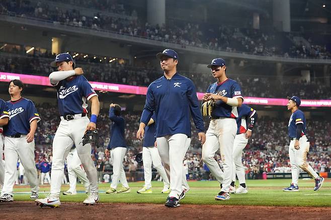 [마이애미=AP/뉴시스] 대한민국 선수들이 13일(현지 시간) 미 플로리다주 마이애미 론디포파크에서 열린 2026 월드베이스볼클래식(WBC) 8강전에서 도미니카공화국에 완패한 후 운동장을 내려오고 있다. 한국은 0-10, 7회 콜드게임패 하며 8강에서 탈락했다. 2026.03.14.