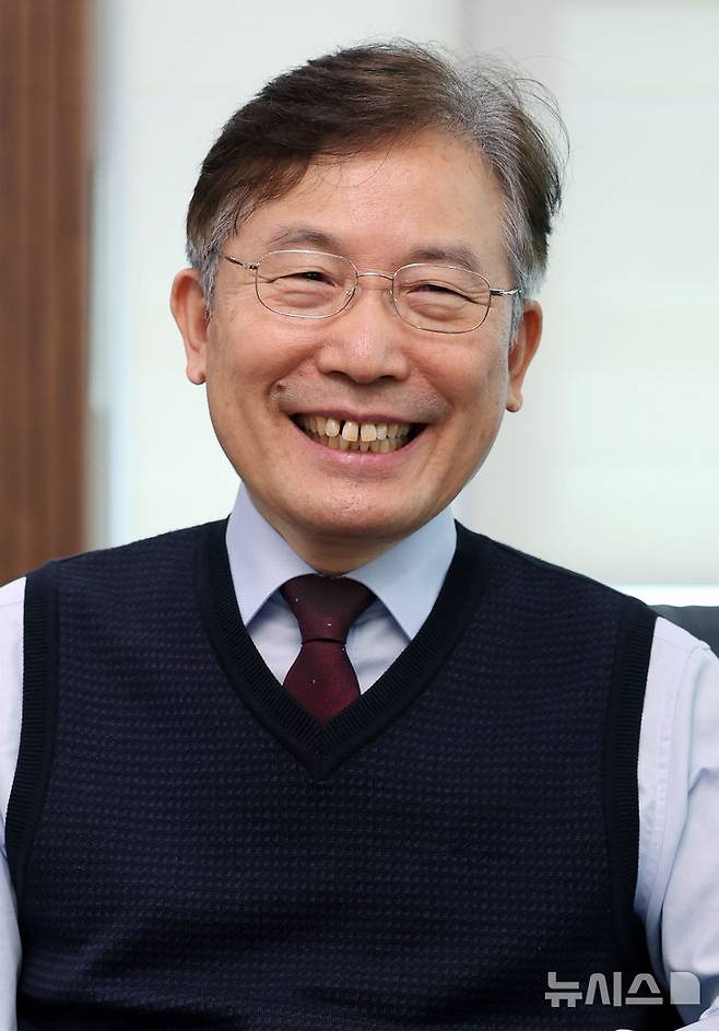 [서울=뉴시스] 이영환 기자 = 홍기융 시큐브 회장이 9일 서울 구로구 시큐브 사무실에서 뉴시스와 인터뷰를 하고 있다. 2026.03.09. 20hwan@newsis.com