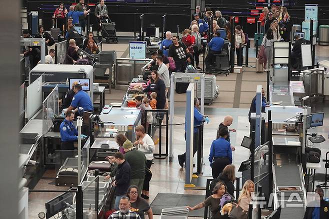 [덴버( 미 콜로라도주)= AP/뉴시스] 17일(현지 시간) 뉴욕타임스(NYT)에 따르면 워싱턴에서 열린 'JP모건 2026 산업 콘퍼런스'에 참석한 아메리칸항공, 델타항공, 유나이티드항공 등 미 항공사 경영진은 "이란 전쟁 후 항공유 가격이 급등했지만, 견조한 여행 수요가 겨울 폭풍과 비용 상승의 영향을 상쇄하고 있다"고 밝혔다. 사진은 미국 콜로라도주 덴버 국제공항의 모습. 2026.03.18.