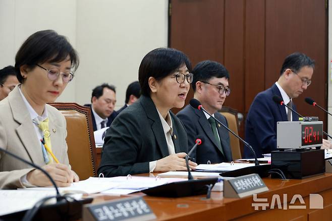 [서울=뉴시스] 고승민 기자 = 정은경 보건복지부 장관이 18일 서울 여의도 국회에서 열린 연금개혁특별위원회 제6차 전체회의에서 의원 질의에 답하고 있다. 2026.03.18. kkssmm99@newsis.com
