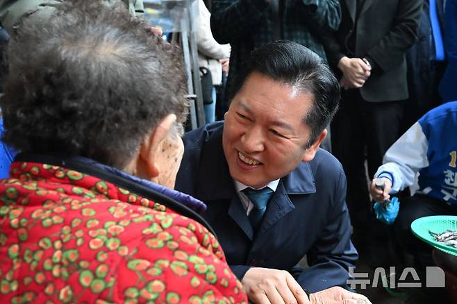 [하동=뉴시스] 차용현 기자 = 18일 오전 민생 현장 방문차 경남 하동군 진교면 진교공설시장을 찾은 정청래 더불어민주당 대표가 6.3지방선거에 출마하는 김경수, 제윤경 등 예비후보와 함께 상인들을 만나고 있다. 2026.03.18. con@newsis.com