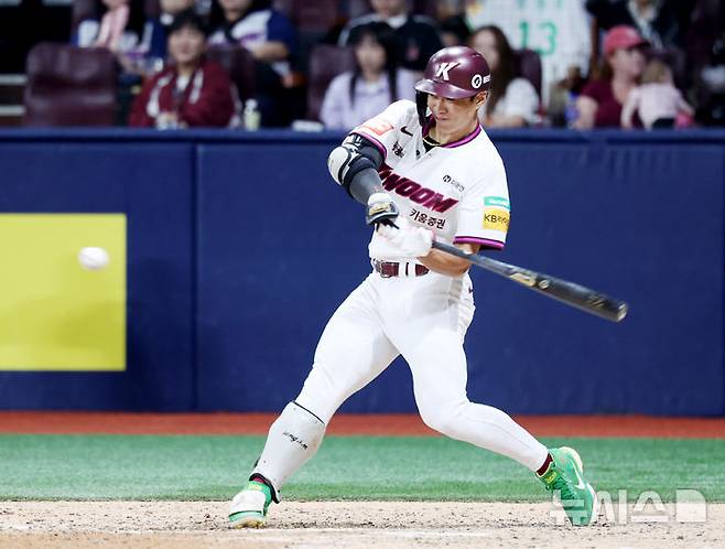 [서울=뉴시스] 김진아 기자 = 9일 서울 구로구 고척스카이돔에서 열린 2025 KBO리그 LG 트윈스와 키움 히어로즈의 경기, 6회말 무사 1,2루 키움 송성문이 1타점 2루타를 치고 있다.   2025.09.09. bluesoda@newsis.com
