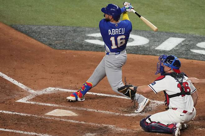 [마이애미=AP/뉴시스] 베네수엘라의 윌리어 아브레우가 17일(현지 시간) 미 플로리다주 마이애미 론디포 파크에서 열린 2026 월드베이스볼클래식(WBC) 결승전 미국과 경기 1-0으로 앞서가던 5회 초 1점 홈런을 치고 있다. 2026.03.18.