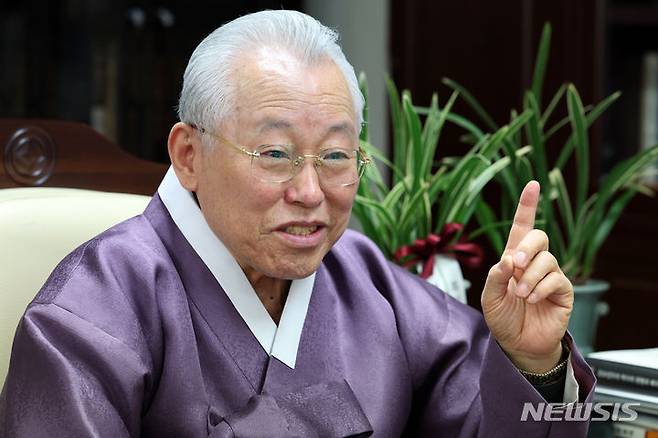 [서울=뉴시스] 박진희 기자 = 최종수 성균관 관장이 지난 6일 서울 종로구 유림회관 관장실에서 인터뷰 하고 있다. 2024.03.09. pak7130@newsis.com