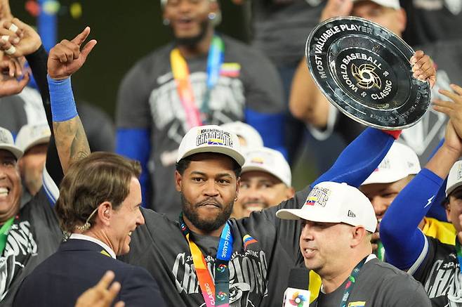 [마이애미=AP/뉴시스] 베네수엘라 야구대표팀이 17일(현지 시간) 미 플로리다주 마이애미 론디포 파크에서 열린 2026 월드베이스볼클래식(WBC) 결승전에서 미국을 꺾고 우승한 가운데 3루수 마이켈 가르시아가 최우수선수(MVP) 트로피를 들고 기뻐하고 있다. 베네수엘라는 미국을 3-2로 꺾고 사상 처음으로 WBC 정상에 올랐다. 2026.03.18.