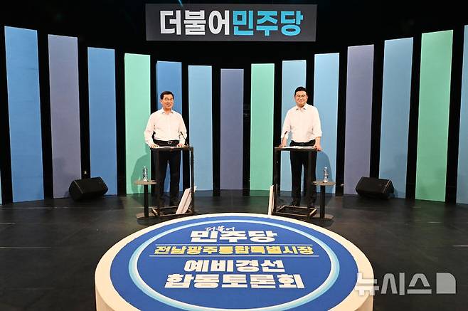 [광주=뉴시스] 이영주 기자 = 더불어민주당 전남광주통합특별시장 경선에 참여한 신정훈(왼쪽)·정준호 후보가 18일 오후 광주 남구 광주MBC 스튜디오에서 열린 민주당 전남광주특별시장 B조 경선 토론회에 참여하고 있다. 2026.03.18. leeyj2578@newsis.com