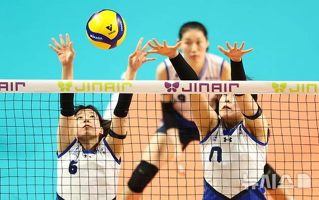 [서울=뉴시스] 황준선 기자 = 18일 서울 중구 장충체육관에서 열린 2025-2026 V-리그 여자부 현대건설 힐스테이트 배구단과 GS칼텍스 서울KIXX의 경기, 현대건설 김사랑과 김수현이 수비하고 있다. 2026.03.18. hwang@newsis.com