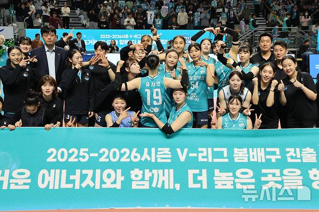 [서울=뉴시스] 황준선 기자 = 18일 서울 중구 장충체육관에서 열린 2025-2026 V-리그 여자부 현대건설 힐스테이트 배구단과 GS칼텍스 서울KIXX의 경기, 세트스코어 3-0으로 승리하며 준플레이오프 진출을 확정지은 GS칼텍스 선수들이 기념촬영 하고 있다. 2026.03.18. hwang@newsis.com