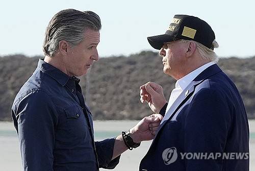 도널드 트럼프 대통령(오른쪽)과 개빈 뉴섬 미 캘리포니아주지사 [AP=연합뉴스 자료사진 제공]