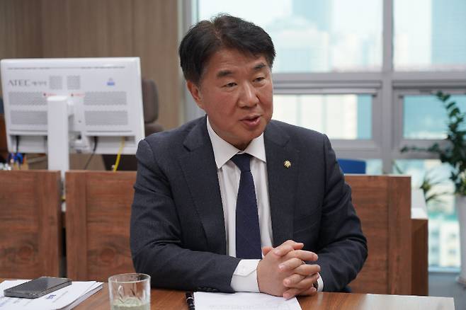 CBS노컷뉴스 취재진과 인터뷰하는 민주당 이기헌 의원. 의원실 제공