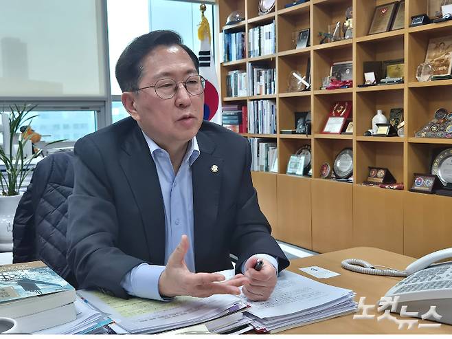 CBS노컷뉴스 취재진과 인터뷰하는 국민의힘 유용원 의원. 박희영 기자