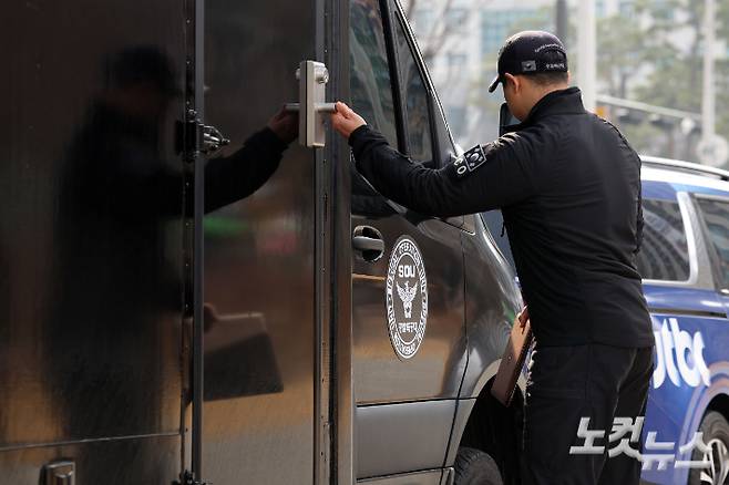 18일 오후 경찰특공대원이 방탄소년단(BTS) 공연에 대비해 서울 종로구 광화문광장 인근에 세워진 안티드론차량에 탑승하고 있다. 류영주 기자