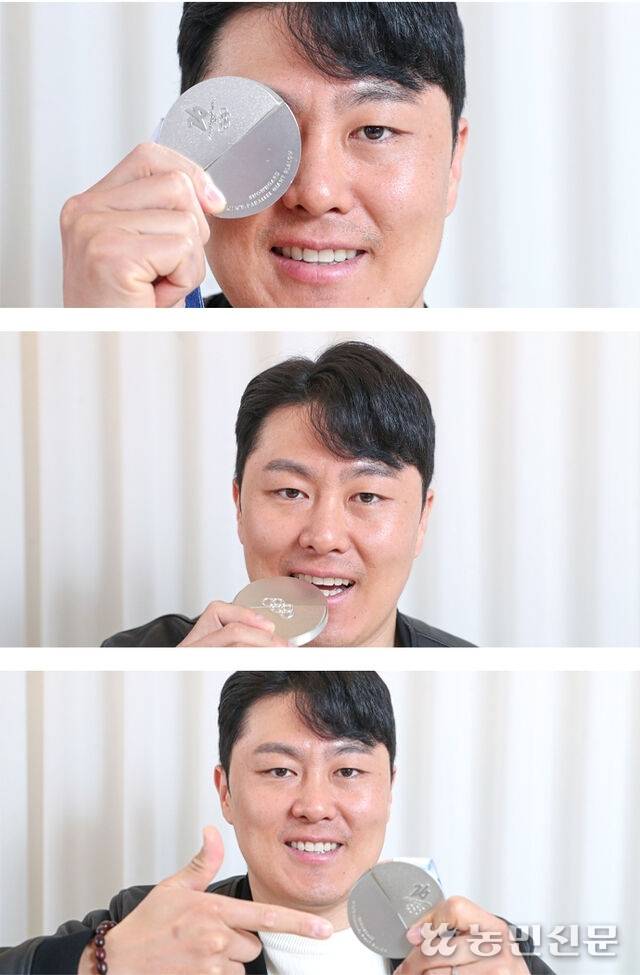 김상겸 선수가 네번째 올림픽 도전 끝에 딴 은메달을 들어 보이고 있다. 용인=백승철 프리랜서 기자