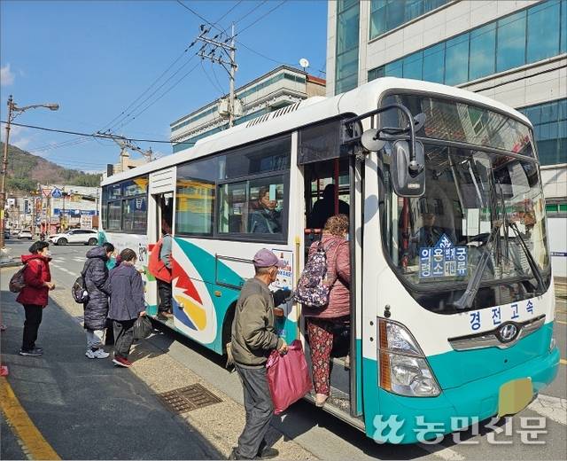 경남 의령군 의령읍에 있는 의령우체국 앞 정류장에서 승객이 버스에 승차하고 있다.