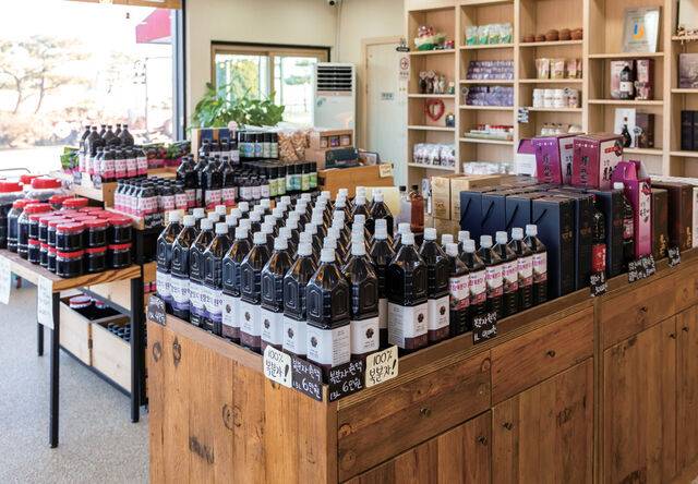 각종 복분자 가공품을 판매하는 로컬푸드 직매장 전경.