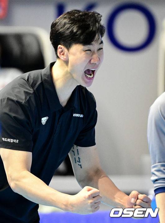 [OSEN=인천, 조은정 기자]10일 인천 계양체육관에서 프로배구 진에어 2025~26 V리그 대한항공과 우리카드의 경기가 열렸다.우리카드는 대한항공을 3-1(19-25, 25-21, 25-21, 25-22)로 꺾고 연승을 기록했다.4세트 우리카드 박철우 감독대행이 득점에 기뻐하고 있다. 2026.02.10 /cej@osen.co.kr