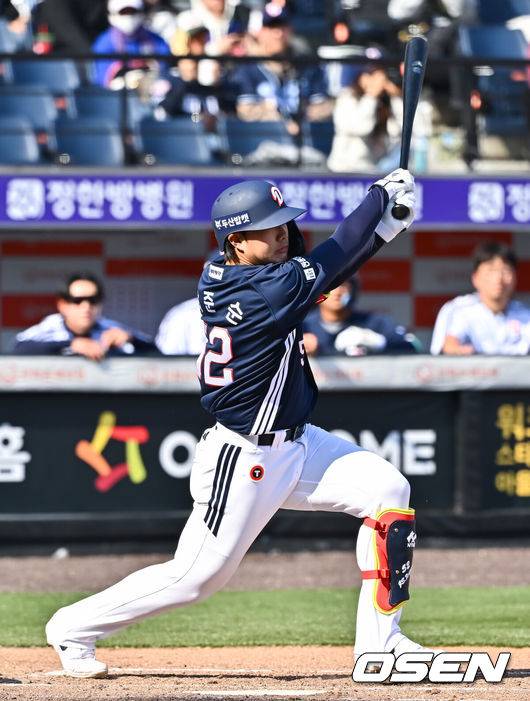 [OSEN=대전, 박준형 기자] 17일 오후 대전 한화생명볼파크에서 2026 신한 SOL KBO 리그 시범경기 한화 이글스와 두산 베어스의 경기가 진행됐다.전날 경기에서는 두산이 한화를 상대로 8-4 승리를 거뒀다.8회초 두산 선두타자 박준순이 동점 솔로홈런을 날리고 있다  2026.03.17 / soul1014@osen.co.kr