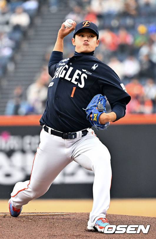 [OSEN=대전, 민경훈 기자] 15일 대전 한화생명볼파크에서 2026 신한 SOL KBO리그 시범경기 한화 이글스와 SSG 랜더스의 경기가 열렸다.시범경기는 오는 24일까지 진행되며, 각 팀이 12경기씩 치러 총 60경기가 펼쳐진다.한화 선발 문동주가 마운드 위에서 힘차게 공을 뿌리고 있다. 2026.03.15 /rumi@osen.co.kr