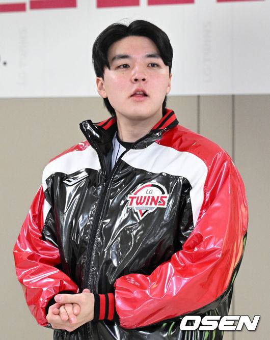 [OSEN=잠실, 이대선 기자] 6일 오후 서울 잠실야구장에서 LG 트윈스 2026년 선수단 신년인사회가 열렸다.LG 트윈스는 염경엽 감독이 이끄는 1군 코치진은 김정준 수석코치, 김용일 수석트레이너, 모창민-김재율 타격코치, 김광삼-장진용 투수코치, 김일경 수비코치, 정수성 작전코치, 송지만 주루 및 외야수비코치 등 기존 인원이 대부분 유임됐으며 2026시즌 2연패 도전을 함께할 코칭스태프 구성을 완료했다.LG 이민호가 인사를 하고 있다. 2026.01.06 /sunday@osen.co.kr