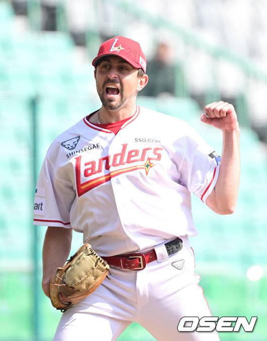 [OSEN=인천, 최규한 기자] 17일 인천 SSG랜더스필드에서 ‘2026 신한 SOL KBO리그’ 시범경기 SSG 랜더스와 삼성 라이온즈의 경기가 열렸다.홈팀 SSG는 앤서니 베니지아노, 방문팀 삼성은 이승민을 선발로 내세웠다.4회초 2사 1, 3루 상황 삼성 강민호를 삼진으로 이끌며 실점없이 이닝을 마무리지은 SSG 선발 앤서니 베니지아노가 환호하고 있다. 2026.03.17 / dreamer@osen.co.kr