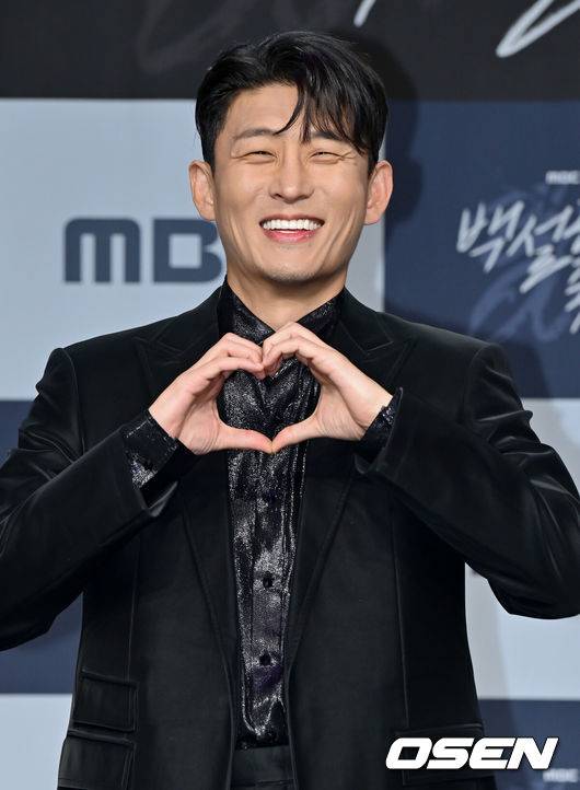 [OSEN=조은정 기자]MBC 새 금토드라마 ‘백설공주에게 죽음을’ 제작발표회가 14일 오후 서울 마포구 상암 MBC 골든마우스홀에서 열렸다.'백설공주에게 죽음을-Black Out'은 시신이 발견되지 않은 미스터리한 살인사건의 범인으로 지목돼 살인 전과자가 된 청년이 10년 후 그날의 진실을 밝히는 과정을 담은 역추적 범죄 스릴러 드라마다.&nbsp;배우 고준이 포즈를 취하고 있다. 2024.08.14/cej@osen.co.kr
