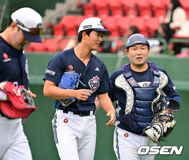 [OSEN=미야자키(일본), 지형준 기자] 두산 베어스가 25일 일본 미야자키 산마린 스타디움에서 일본프로야구 세이부 라이온스와의 구춘대회 첫 경기를 가졌다.호주 시드니 블랙타운 야구장에서 체력 및 전술 훈련 위주의&nbsp;1차 캠프를 마친 두산은 미야자키에서 '구춘대회'&nbsp;포함&nbsp;7차례 연습경기를 치른다.&nbsp;3회말 위기를 넘긴 두산 최민석이 양의지와 이야기를 나누고 있다. 2026.02.25 /jpnews@osen.co.kr