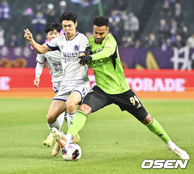 [OSEN=전주, 박준형 기자] 18일 전북 전주월드컵경기장에서 '하나은행 K리그1 2026'&nbsp;전북 현대와 FC안양의 경기가 진행됐다.  FC안양은 개막 3경기 무패로 상승세를 이어가고 있고 3위에 랭크됐다. 반면 디펜딩 챔프 전북 현대는 시즌 첫 승을 위해 3전 4기에 도전한다.후반 전북 현대 모따가 FC안양 강지훈과 몸싸움을 펼치고 있다.  2026.03.18 / soul1014@osen.co.kr