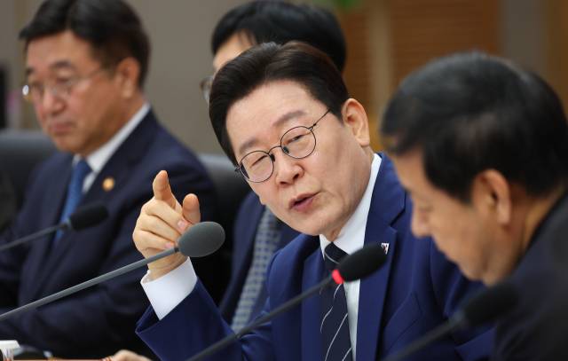 ▲이재명 대통령이 17일 정부세종청사에서 열린 국무회의에서 구윤철 부총리 겸 재정경제부 장관과 대화하고 있다. ⓒ연합뉴스