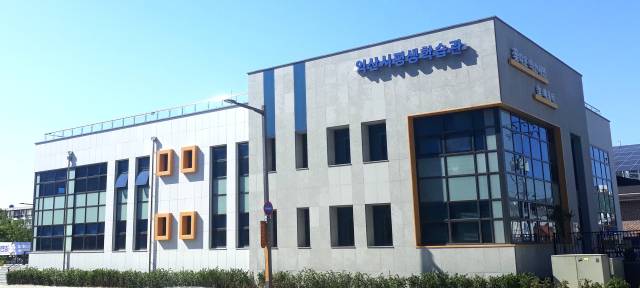 ▲4년여 전에 대대적인 수리과정을 거쳐 '평생학습관'으로 새롭게 개관했지만 예산 문제 등이 제기되며 엘리베이터를 설치하지 않아 여러 부작용에 노출돼 있는 셈이다. ⓒ익산시